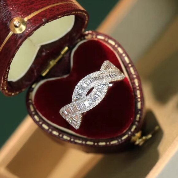 NEW 18k White Gold Diamond Baguette Cut Ring Twist Ring - Picture 6 of 9